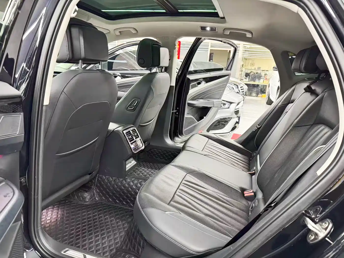 Volkswagen Passat 2023 Facelift 330TSI Starlight Luxury Edition фото 8