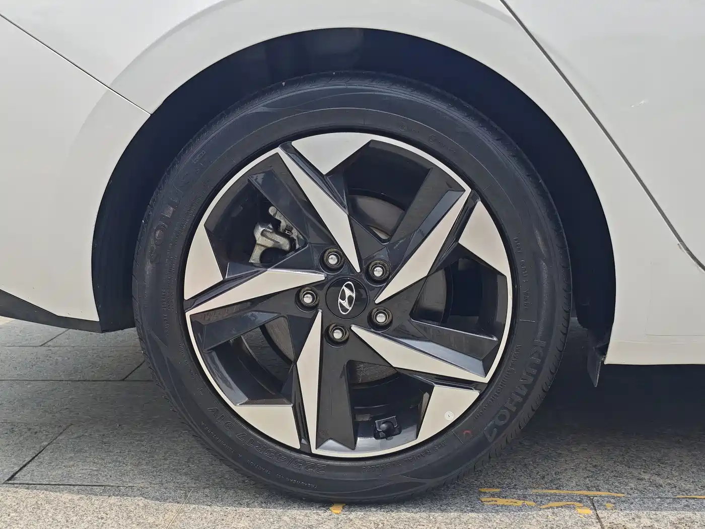 Hyundai Elantra 2022 1.5L CVT LUX Premium Edition фото 11