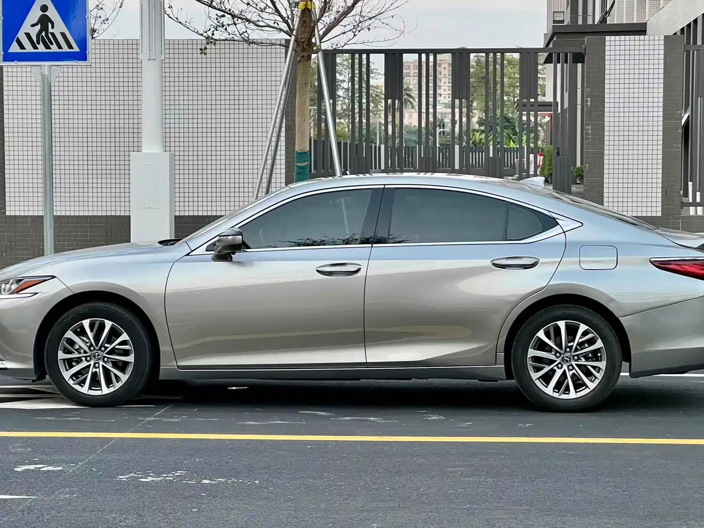 Фото 6 - Lexus ES