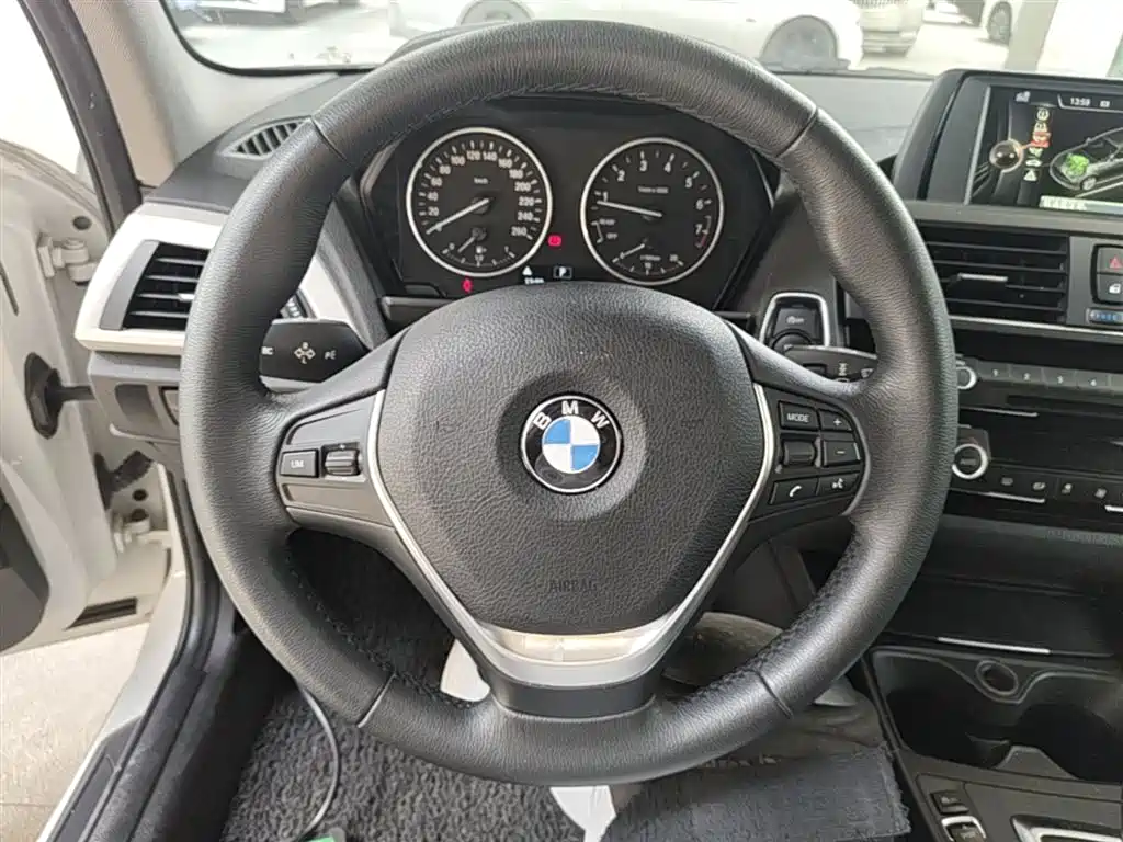 BMW 1 Series (Import) 2016 120i Leading Model фото 11