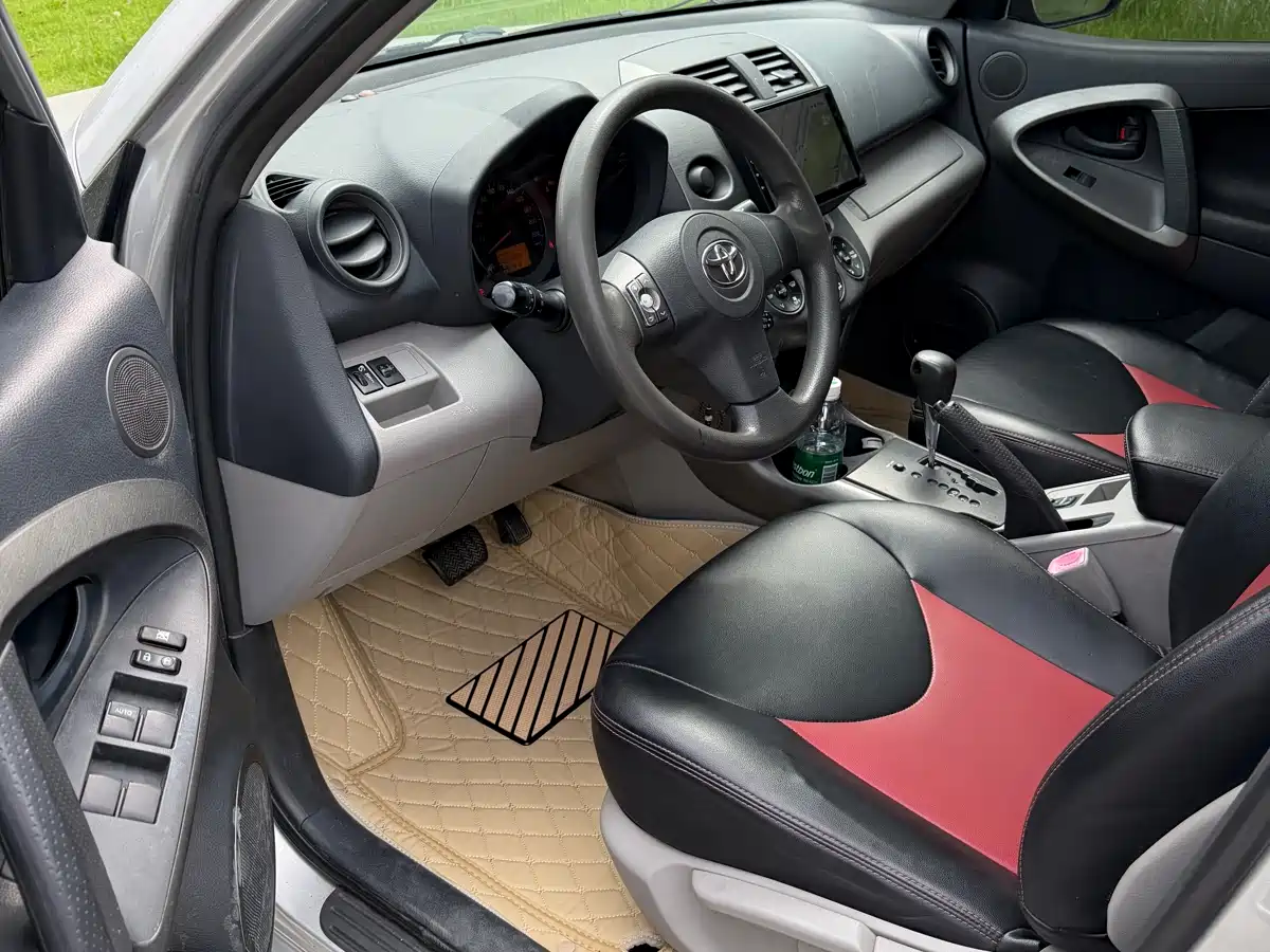 Toyota RAV4 Rongfang 2010 2.0L Automatic Luxury Upgrade Edition фото 11