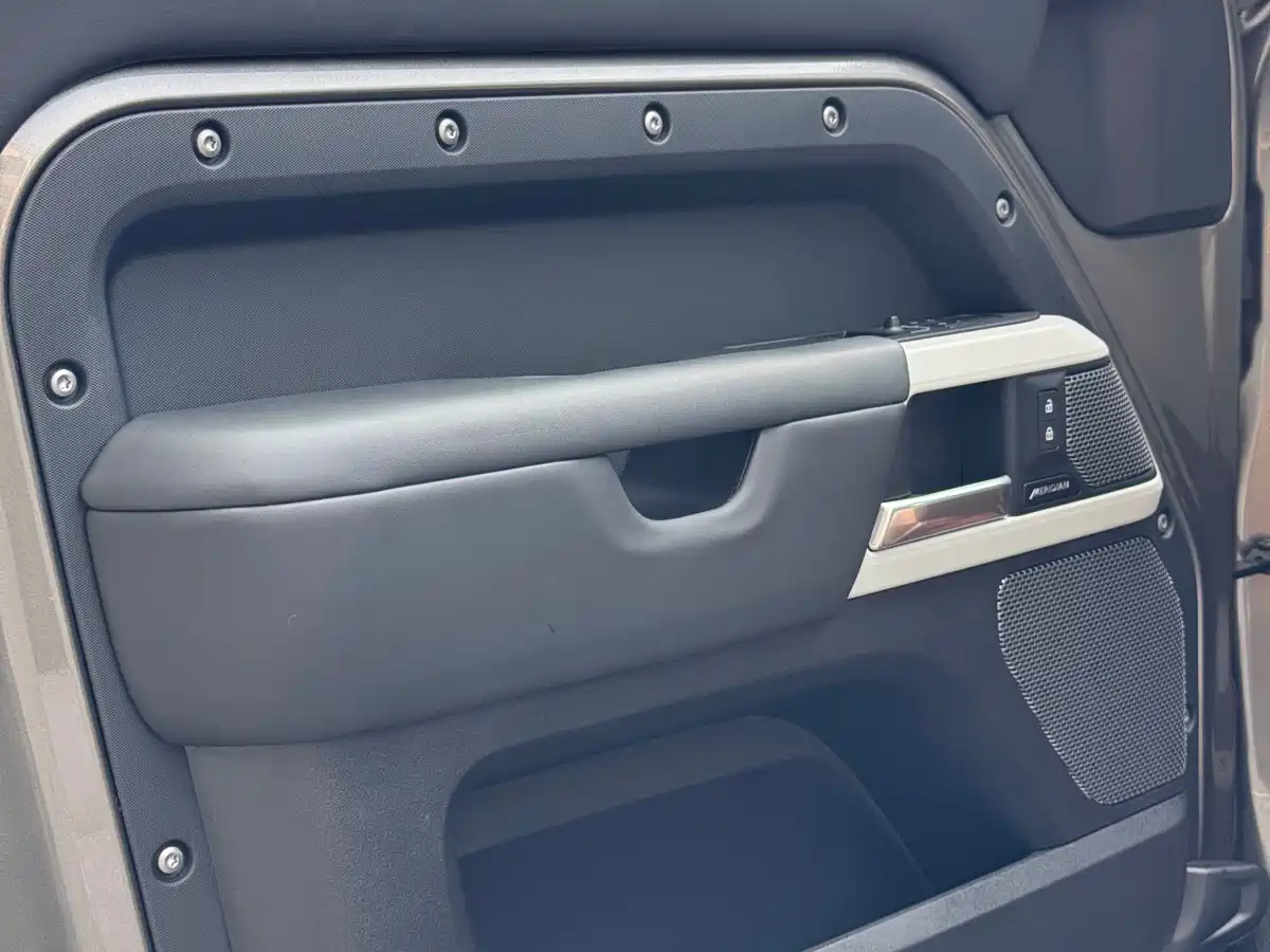 Land Rover Defender 2023 Facelift 90 3.0T P400 XS фото 8