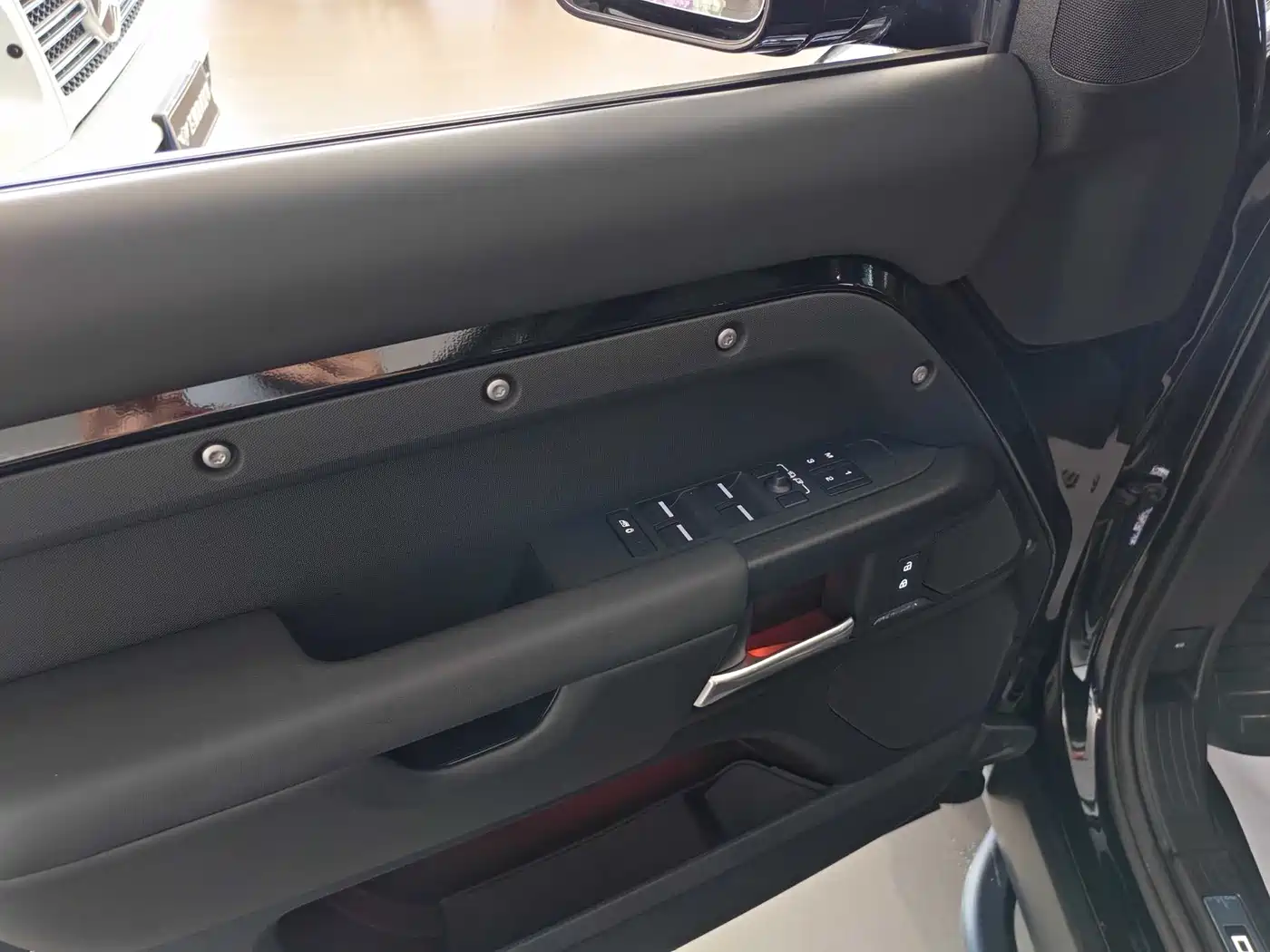 Land Rover Defender 2025 110 3.0T P400 -Dynamic HSE фото 5