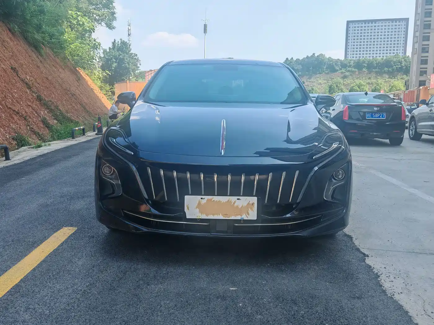 Hongqi E-QM5 2022 431km Charging Enjoyment Edition фото 2