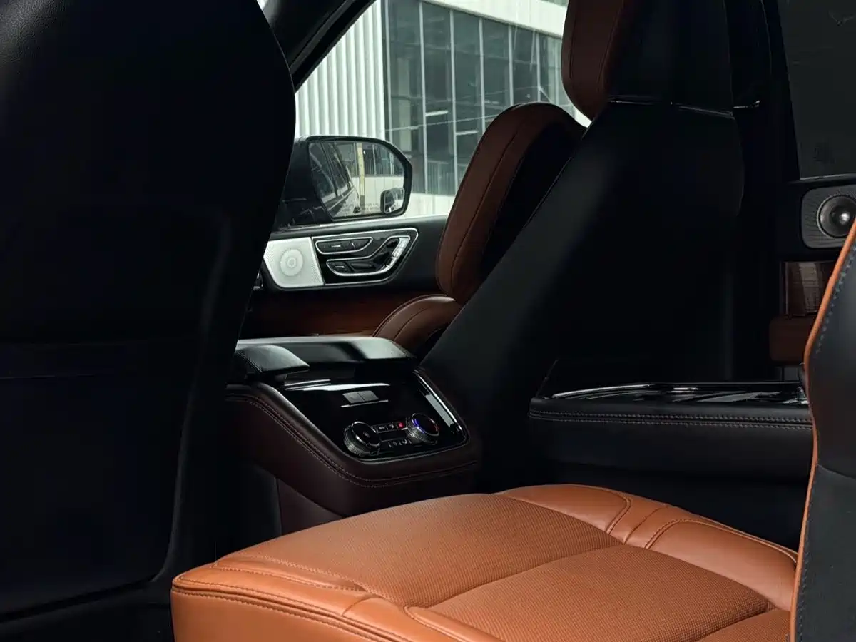 Photo 6 - Lincoln Navigator