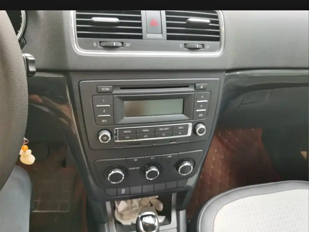Škoda Yeti 2016 1.4TSI DSG Forward Edition фото 13