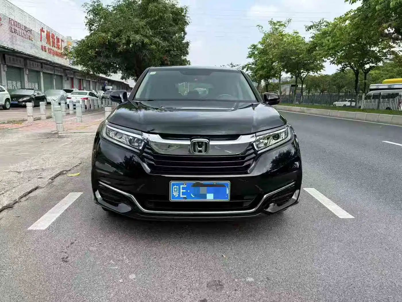 Фото 2 - Honda Avancier