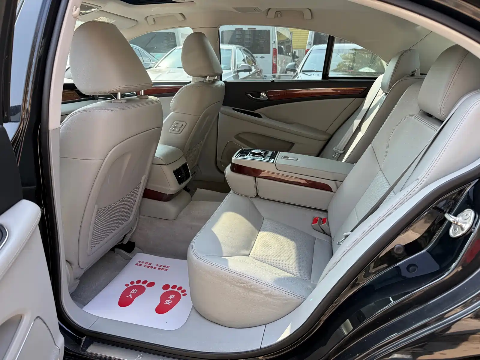Фото 14 - Hongqi H7