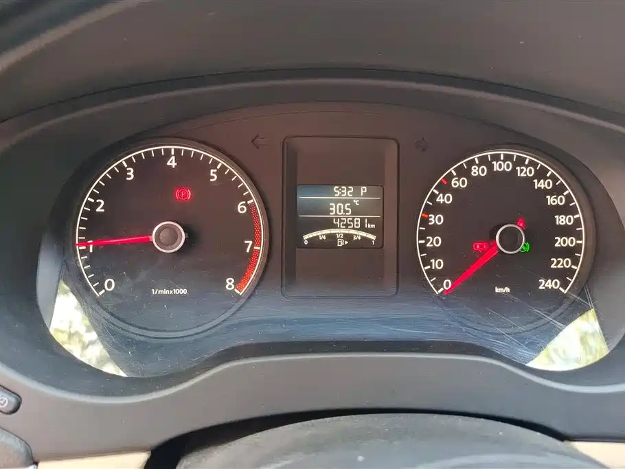 Volkswagen Sagitar 2012 1.6L Automatic Comfort Type фото 14
