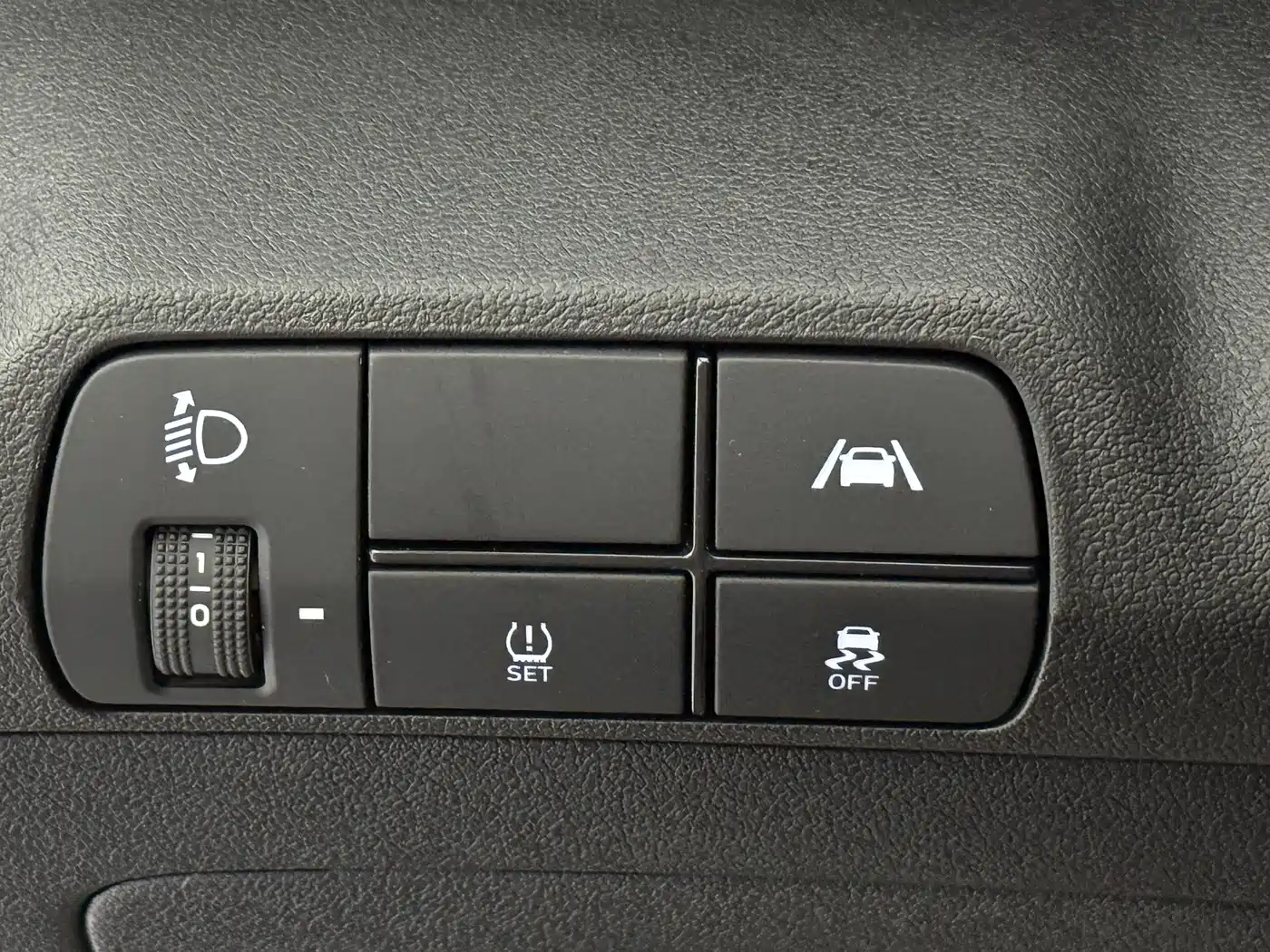 Hyundai Elantra 2023 Model 1.5L CVT LUX Premium Edition фото 16