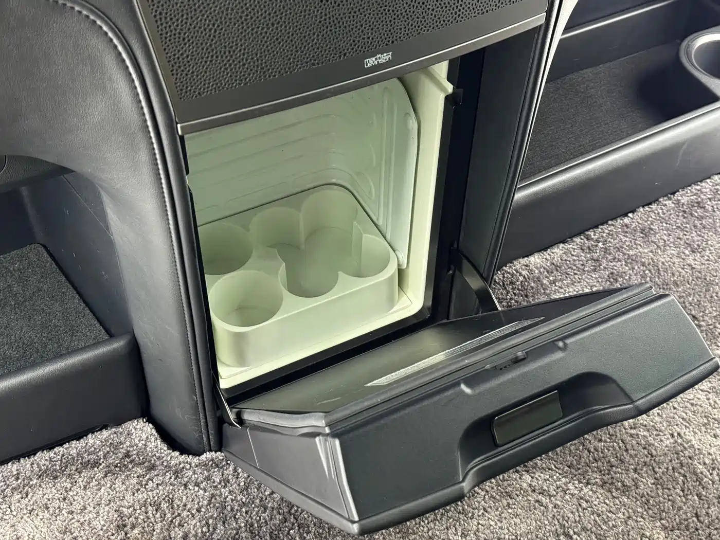 Lexus LM 2020 300h 4-Seat Imperial Edition фото 11