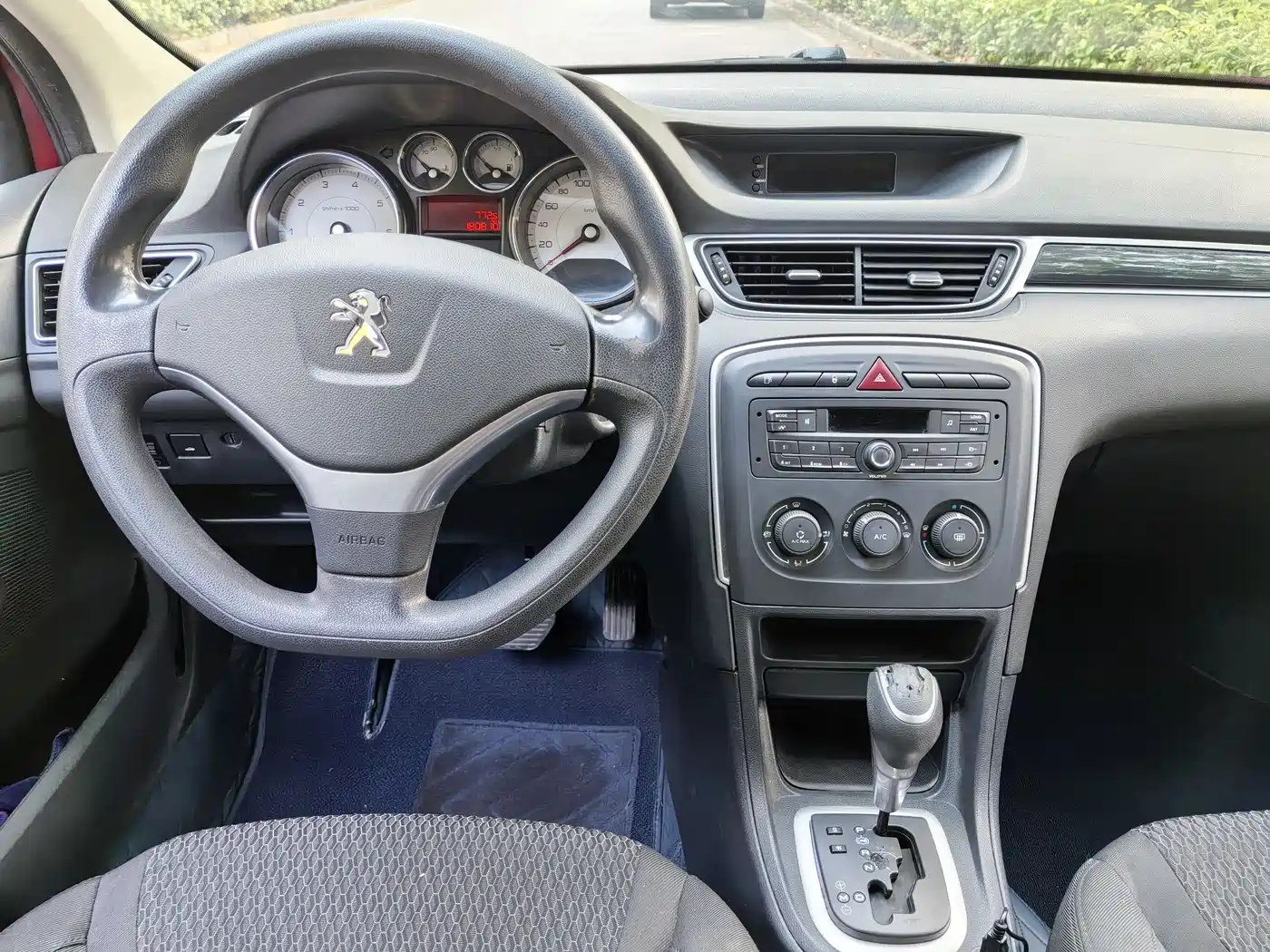 Peugeot 308 2014 Model Joy Edition Classic 1.6L Automatic Superior Style фото 9