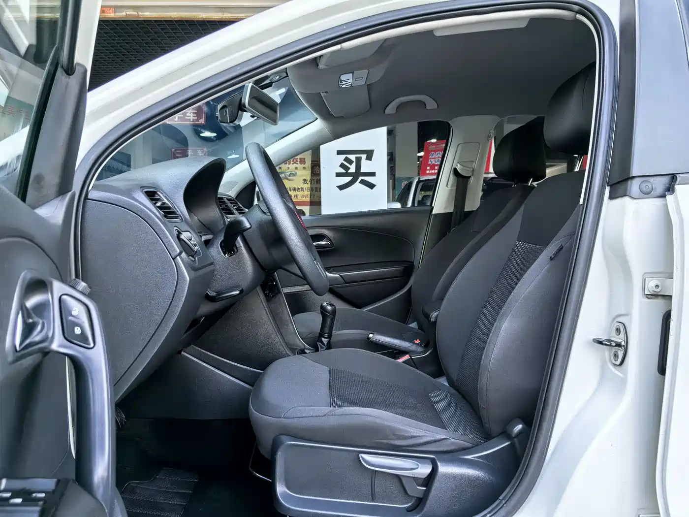 Volkswagen Polo 2013 1.6L Manual Comfort Edition фото 11