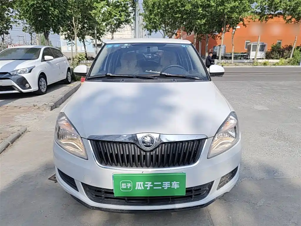 Škoda Fabia 2014 1.4L Manual Crystal Edition фото 3