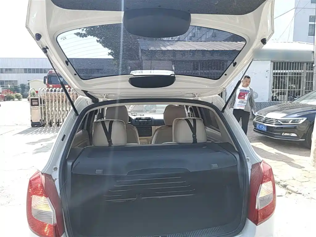 Škoda Fabia 2014 1.4L Manual Crystal Edition фото 19