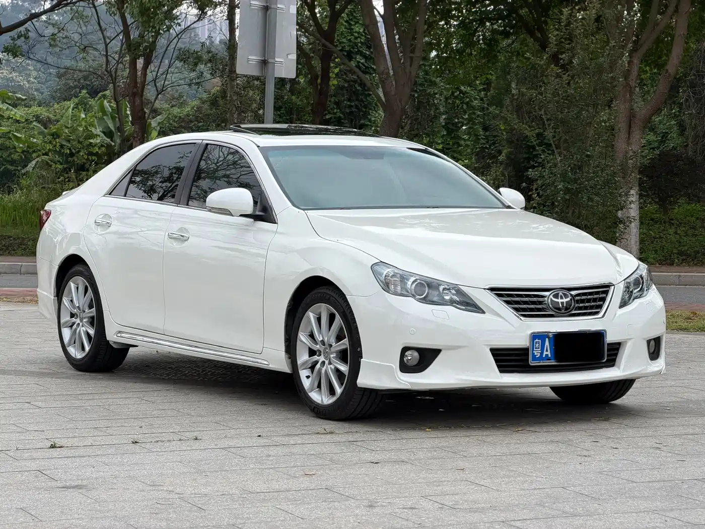 Toyota Reiz 2010 3.0V Style Flagship Navigation Edition фото 3