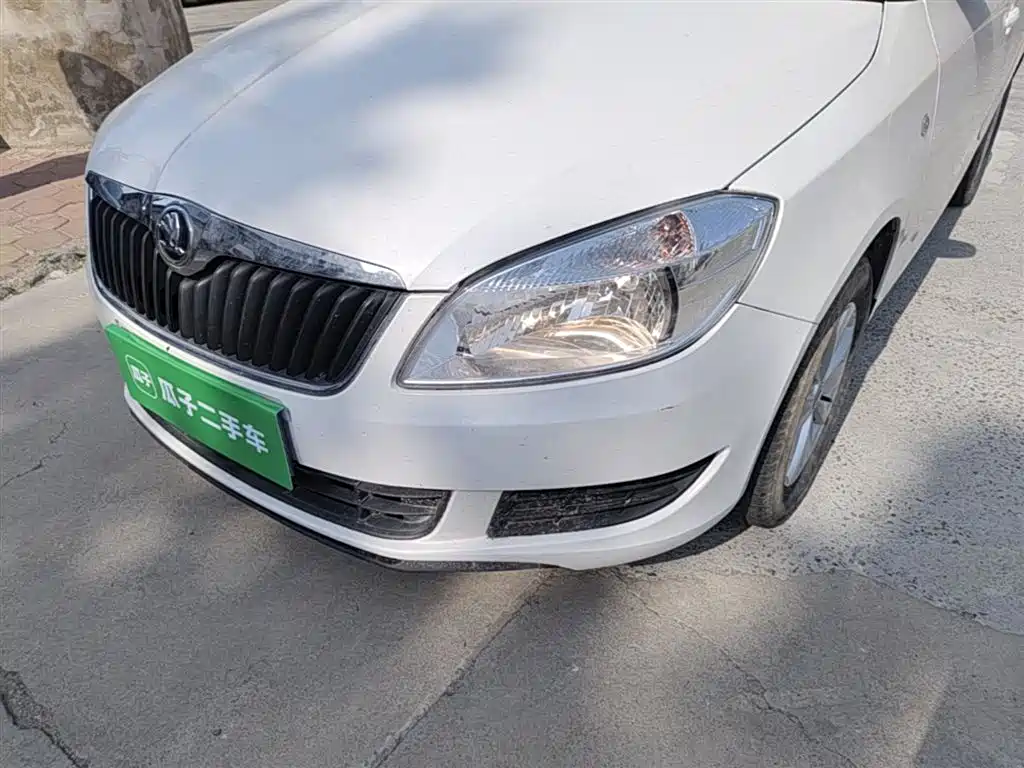 Škoda Fabia 2014 1.4L Manual Crystal Edition фото 24