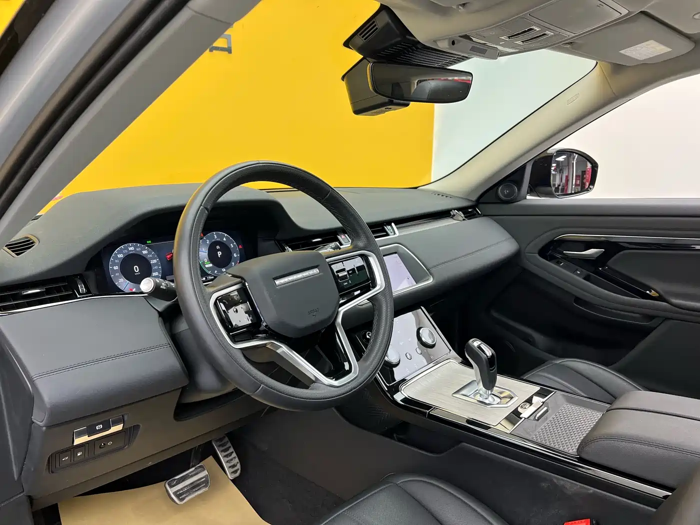 Land Rover Range Rover Evoque New Energy 2022 Range Rover Evoque L P300e Plug-in Hybrid фото 5