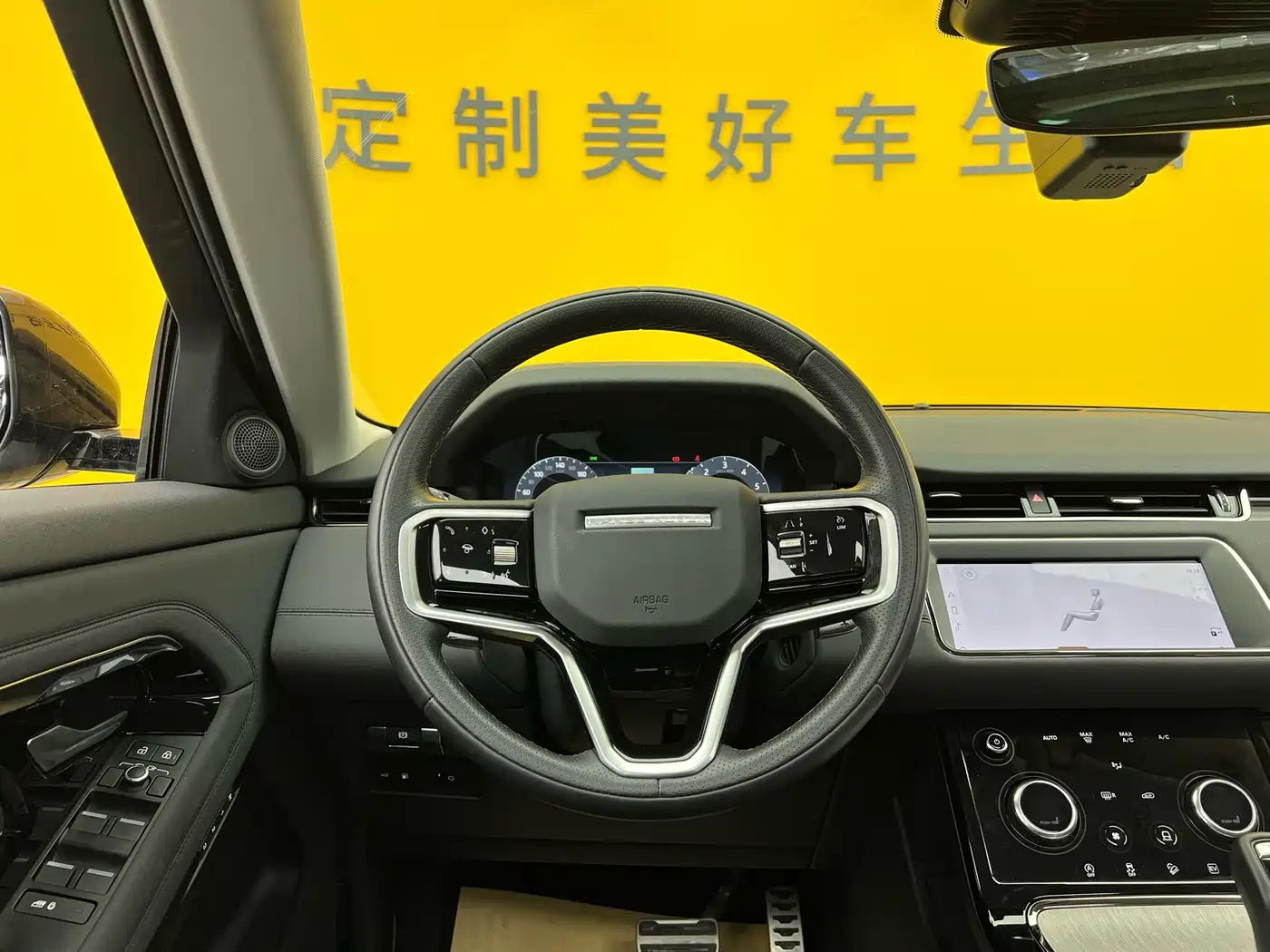 Land Rover Range Rover Evoque New Energy 2022 Range Rover Evoque L P300e Plug-in Hybrid фото 10