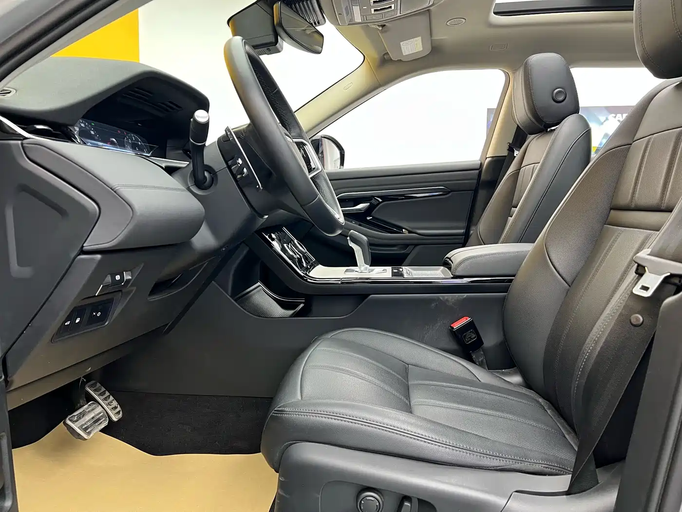 Land Rover Range Rover Evoque New Energy 2022 Range Rover Evoque L P300e Plug-in Hybrid фото 7