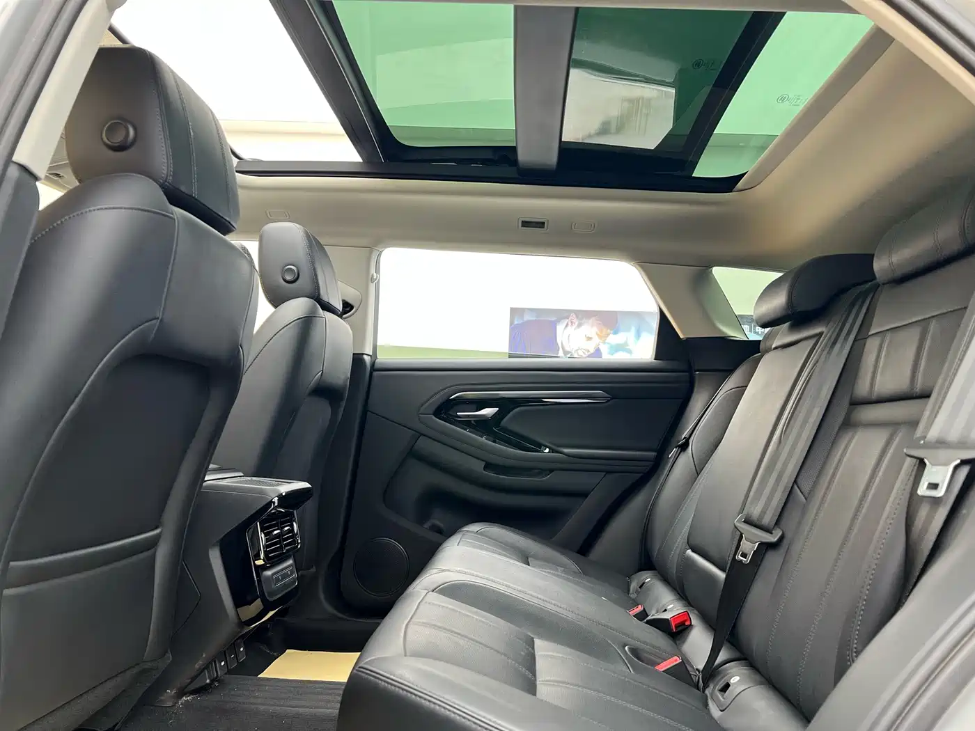 Land Rover Range Rover Evoque New Energy 2022 Range Rover Evoque L P300e Plug-in Hybrid фото 24