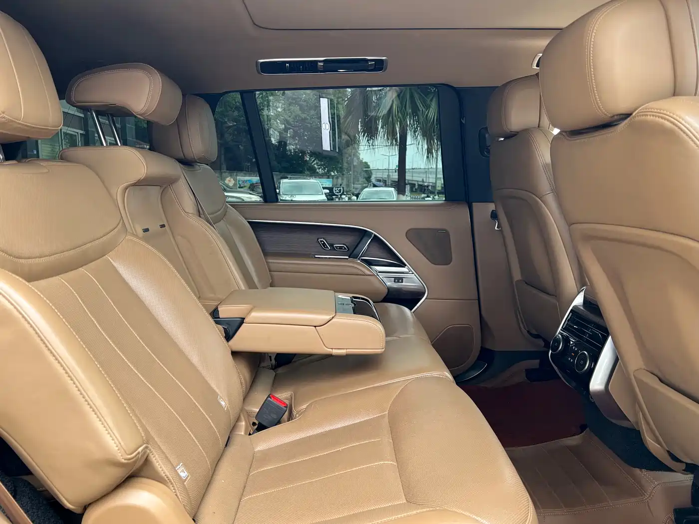 Land Rover Range Rover 2023 3.0 L6 400PS Golden Age 7-Seater Long Wheelbase фото 7