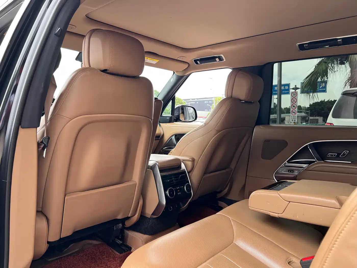 Land Rover Range Rover 2023 3.0 L6 400PS Golden Age 7-Seater Long Wheelbase фото 12