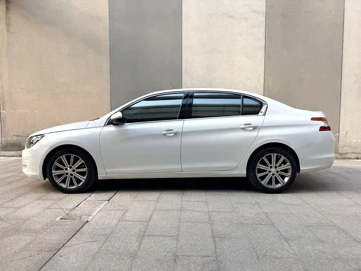 Peugeot 408 2016 1.6T Automatic Luxury Edition фото 2