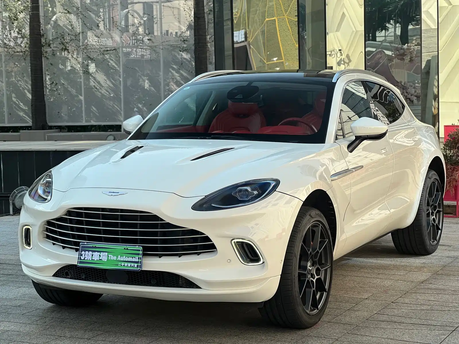 Фото 1 - Aston Martin DBX