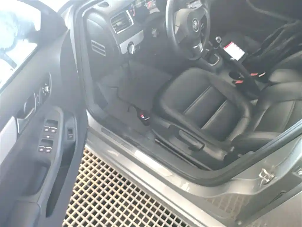 Volkswagen Sagitar 2014 Facelift 1.6L Manual Comfort фото 16