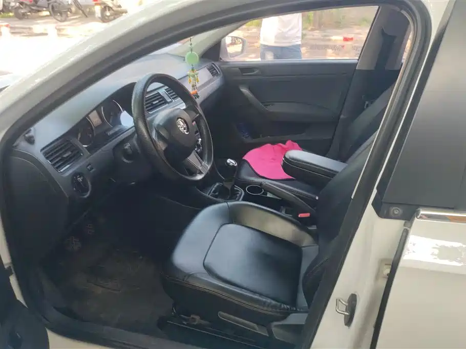 Škoda Skoda Rapid Spaceback 2016 Facelift 1.6L Manual Forward Edition фото 9