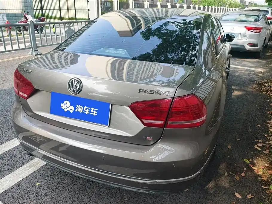 Volkswagen Passat 2015 1.8TSI DSG Honor Edition фото 3