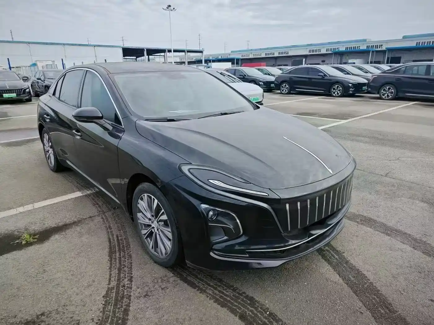 Hongqi E-QM5 2022 431km Charging Enjoyment Edition фото 3