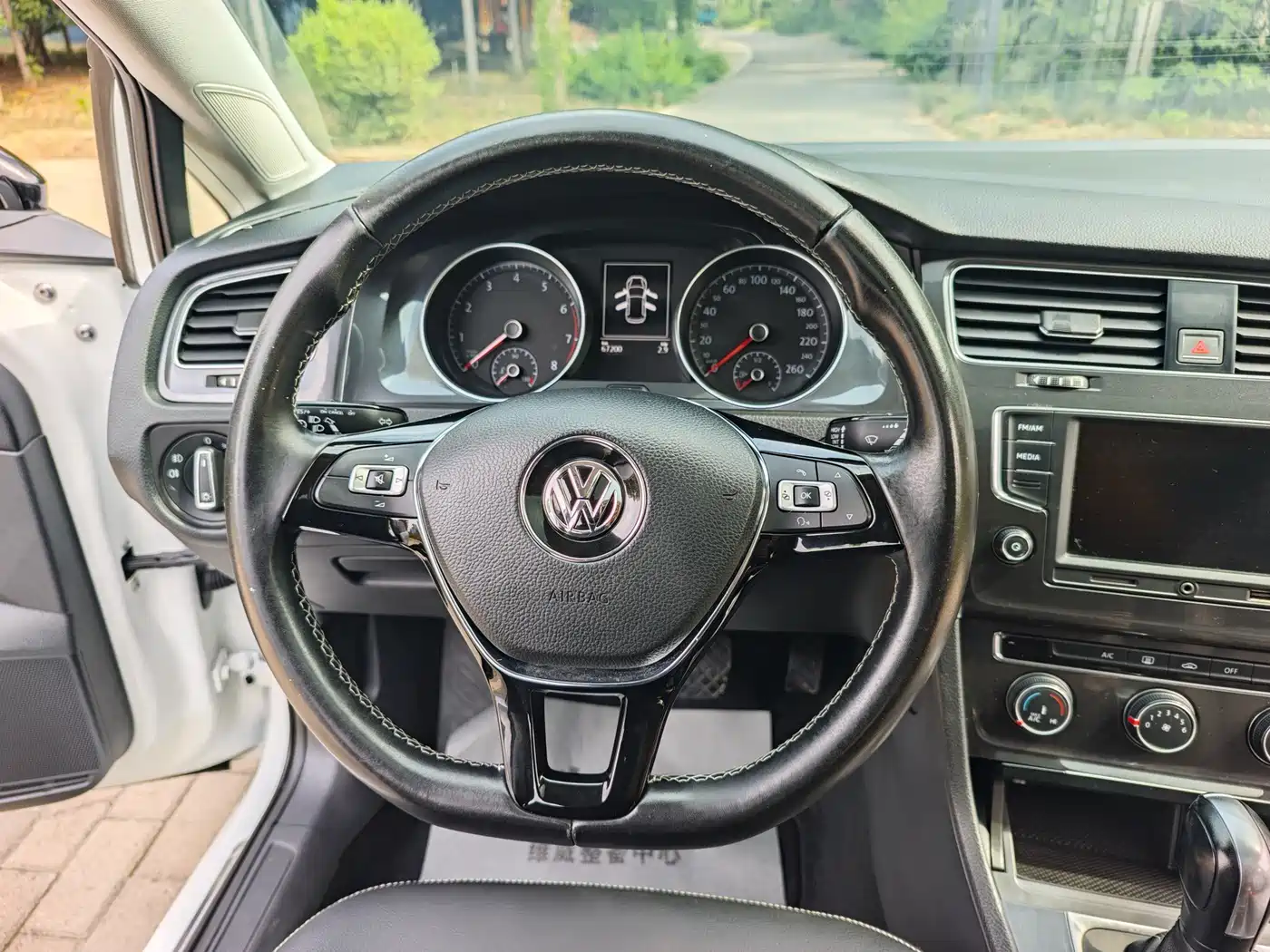 Volkswagen Golf 2017 1.6L Auto Comfort Millionth Edition фото 11