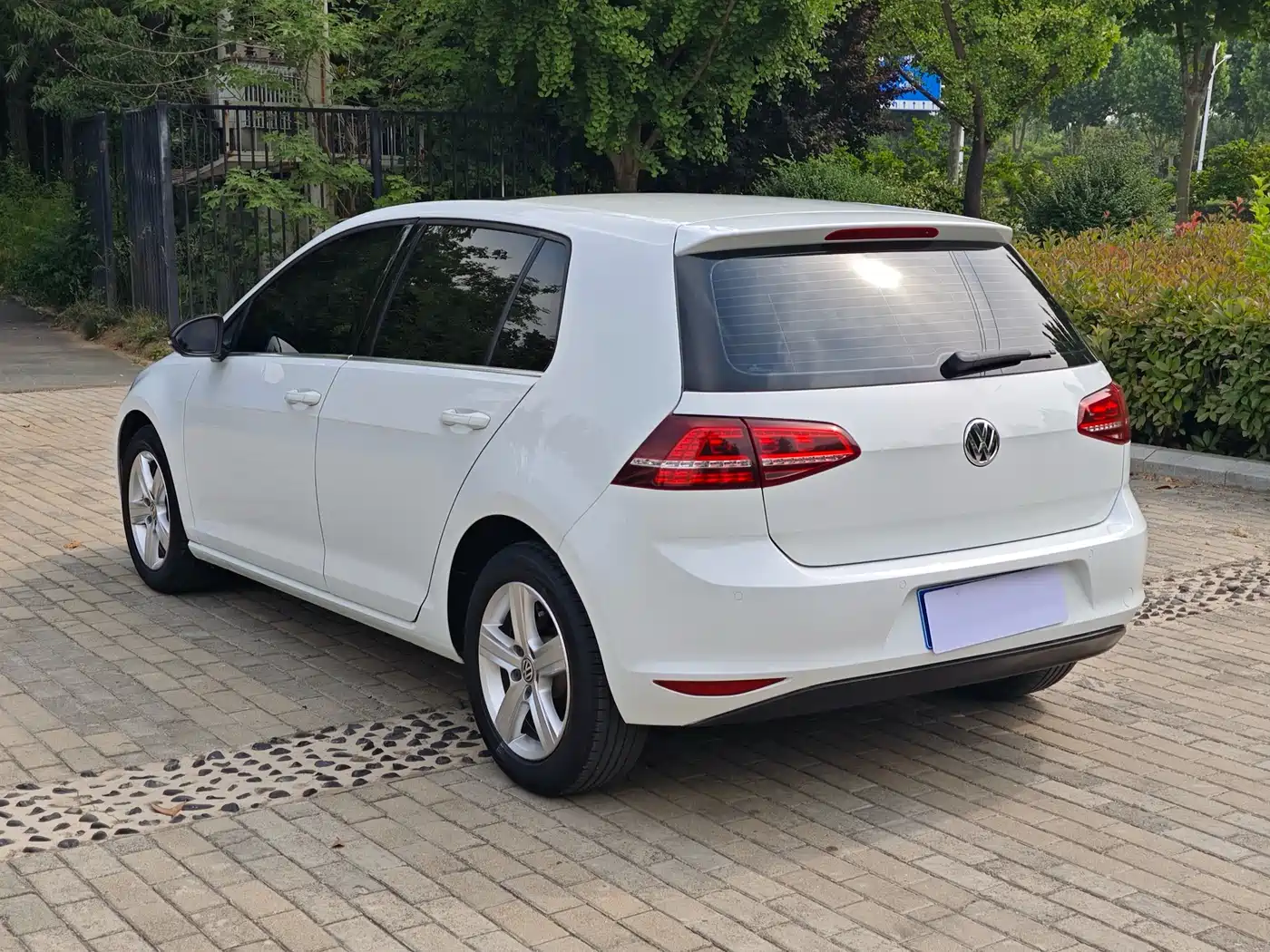 Volkswagen Golf 2017 1.6L Auto Comfort Millionth Edition фото 8