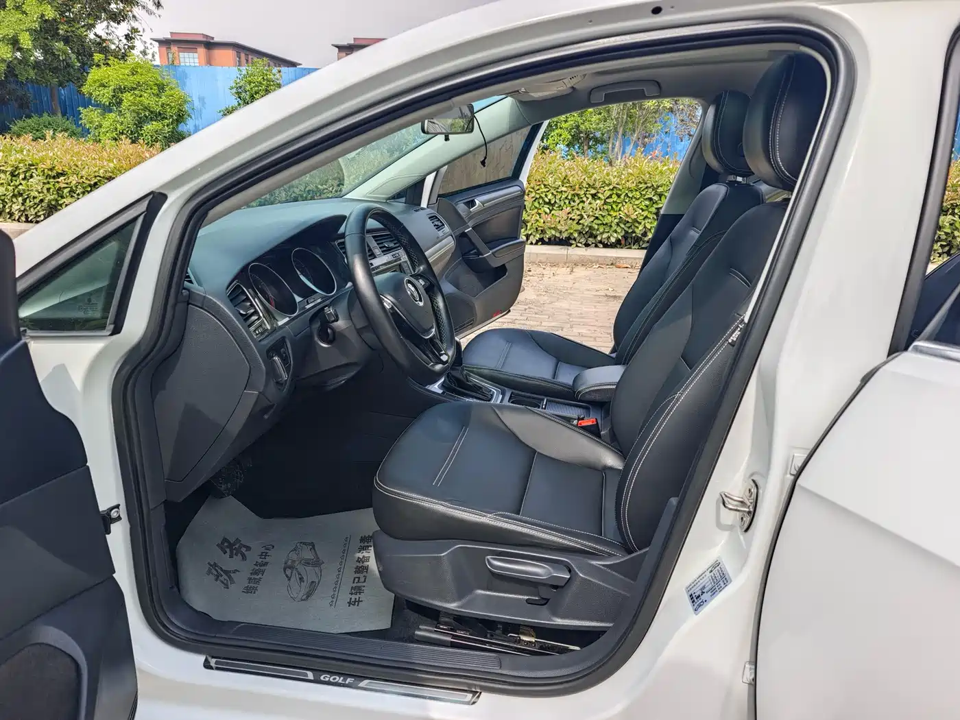 Volkswagen Golf 2017 1.6L Auto Comfort Millionth Edition фото 13