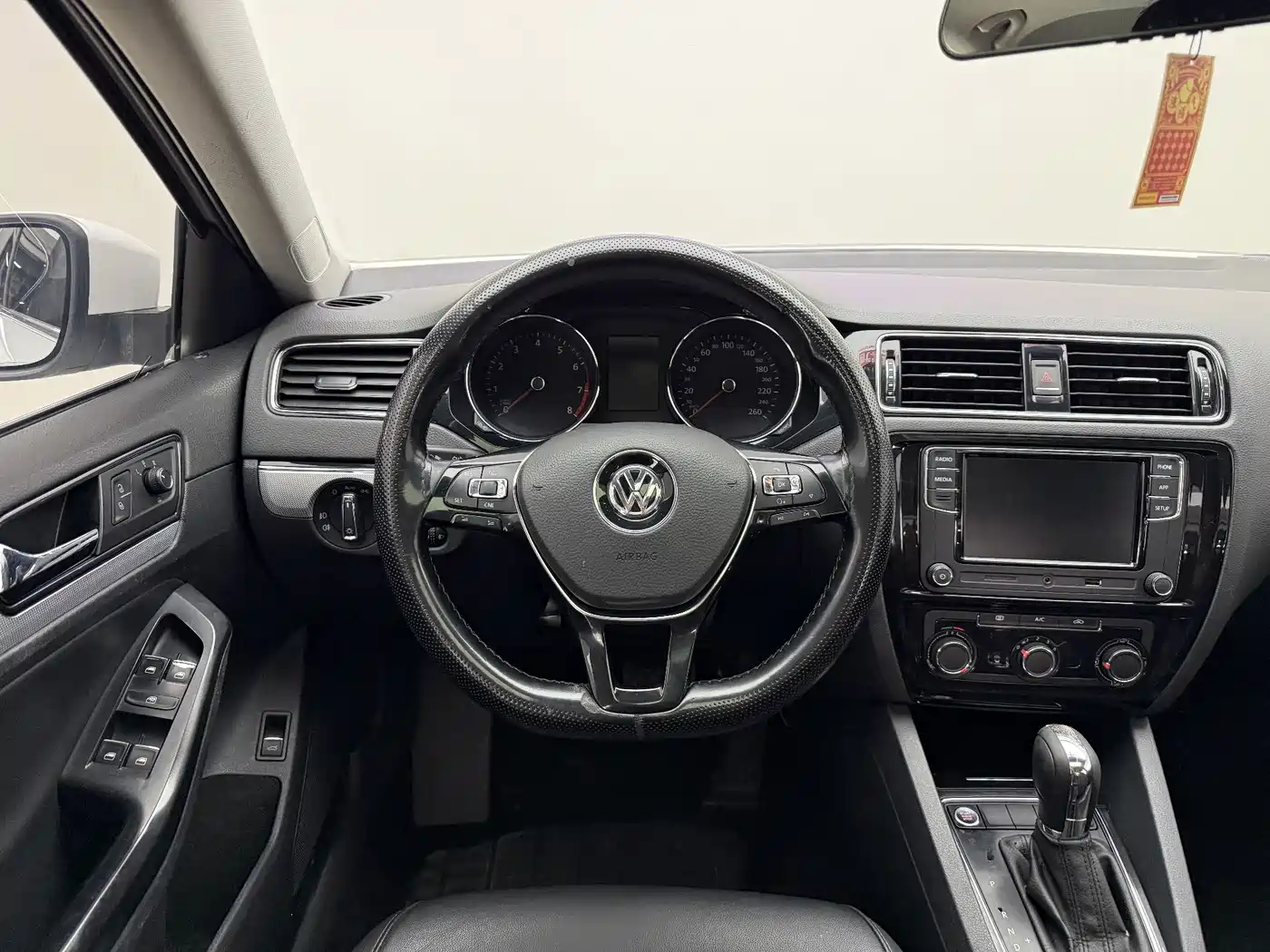 Volkswagen Sagitar 2018 1.6L Automatic Comfort фото 8