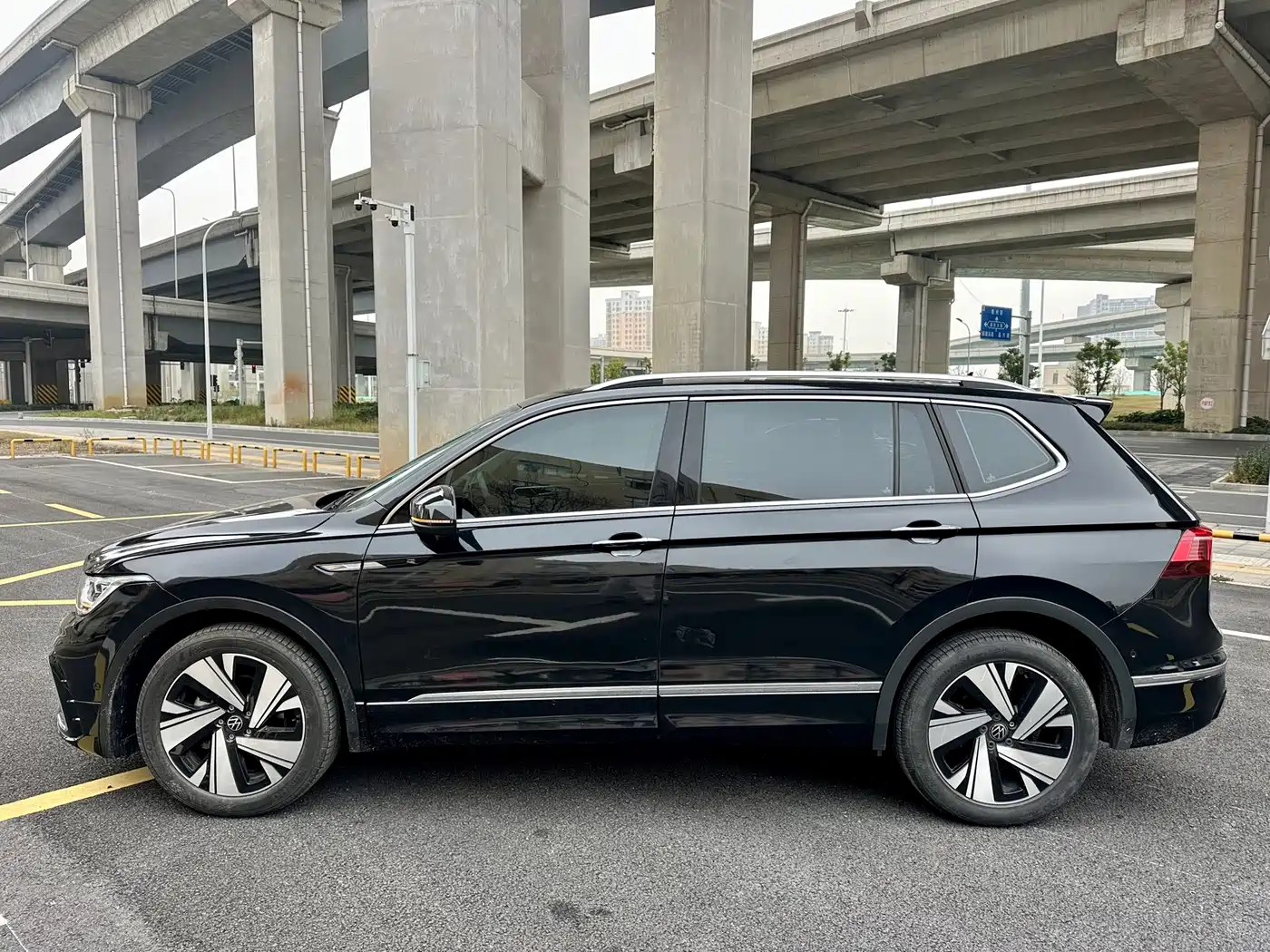 Volkswagen Tiguan L 2023 330TSI Auto 2WD R-Line Premium Edition фото 15