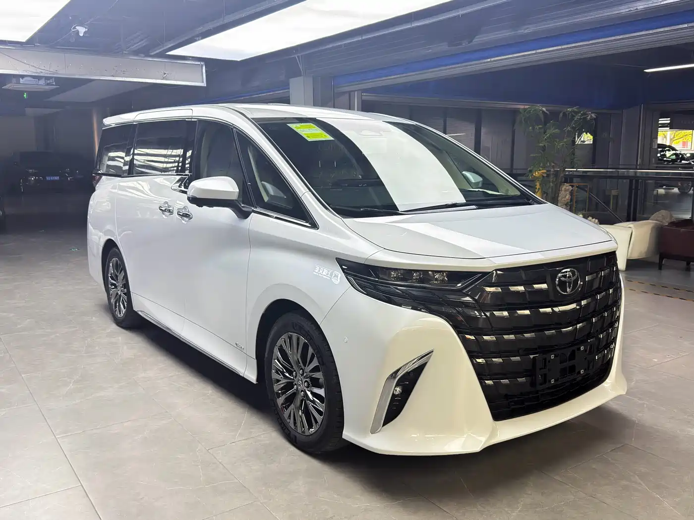 Toyota Alphard 2025 Hybrid 2.5L Ultimate Gold Edition фото 3