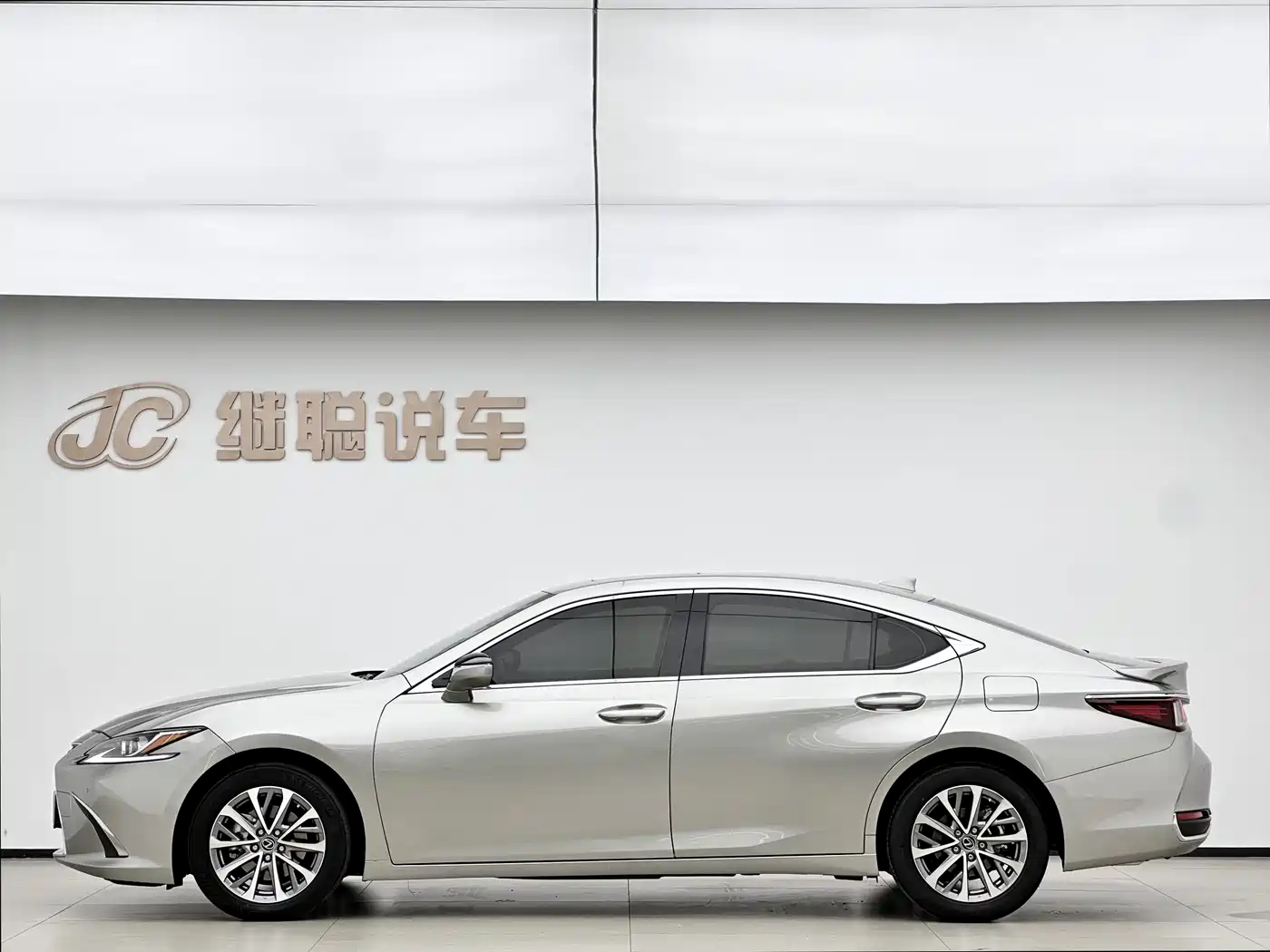 Lexus ES 2022 300h Excellence Edition фото 6