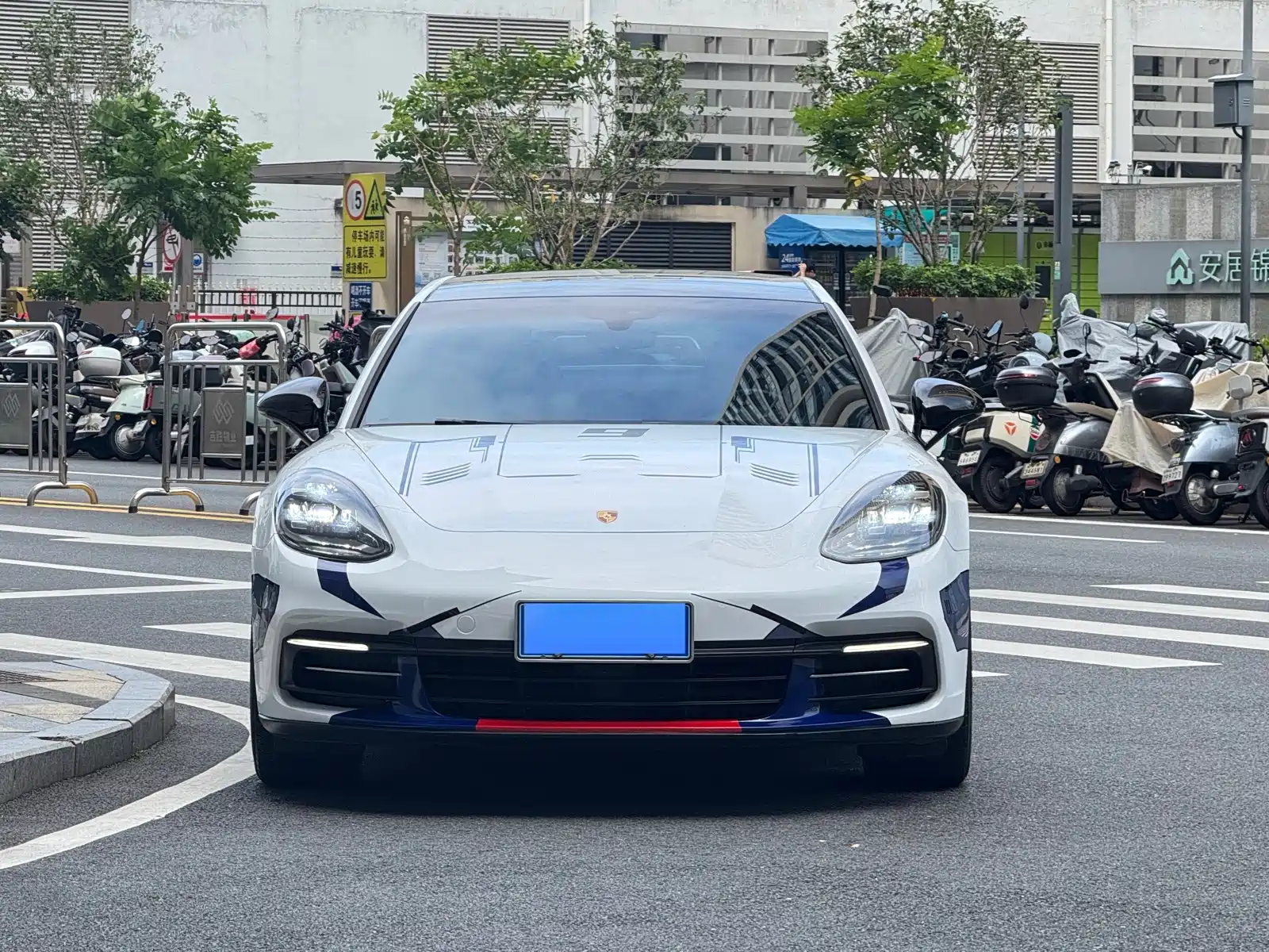 Фото 2 - Porsche Panamera