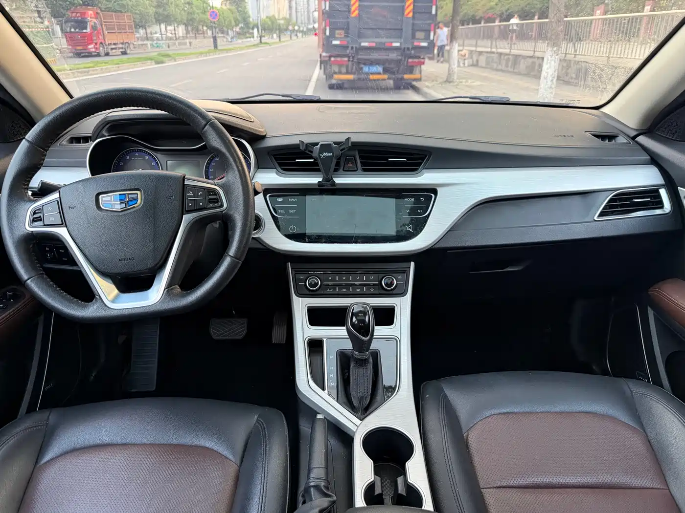 Фото 12 - Geely Vision