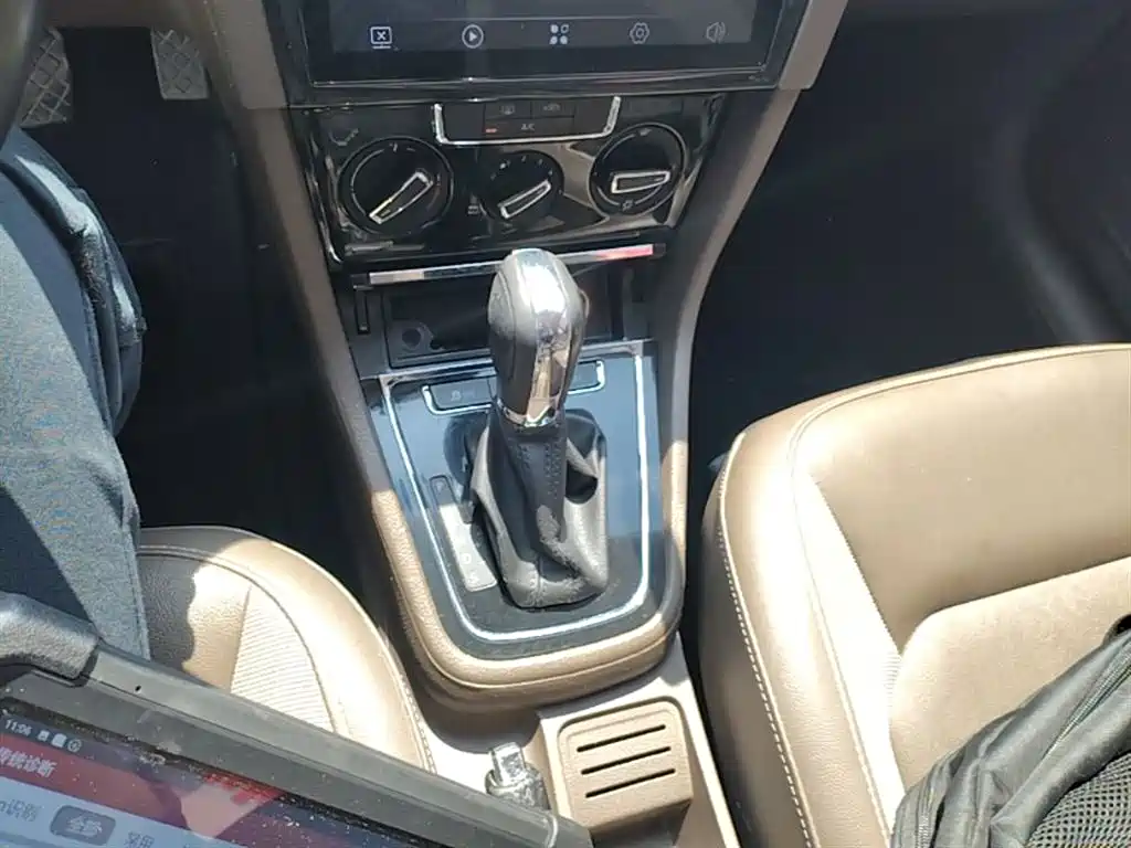Volkswagen Bora 2014 1.6L Automatic Comfort Edition фото 14