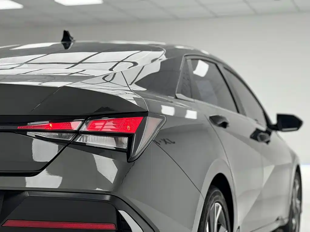 Photo 9 - Hyundai Elantra