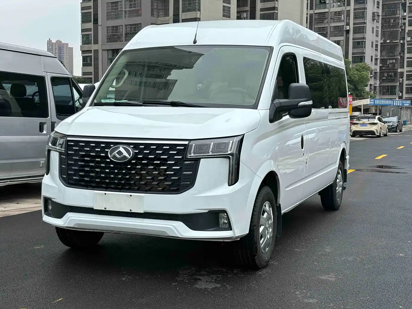 SAIC Maxus Xintu V80 2024 Model PRO Business 6MT Long Wheelbase Medium Roof 147Ps 9-seater Four-row Non-commercial