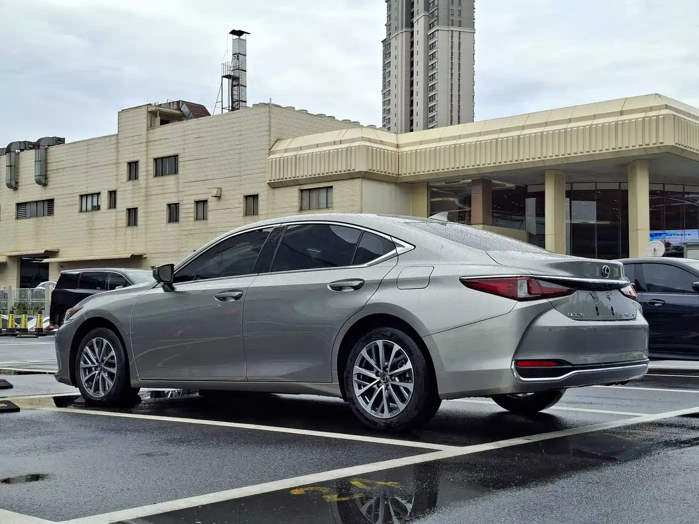Lexus ES 2023 200 Excellence Edition фото 5