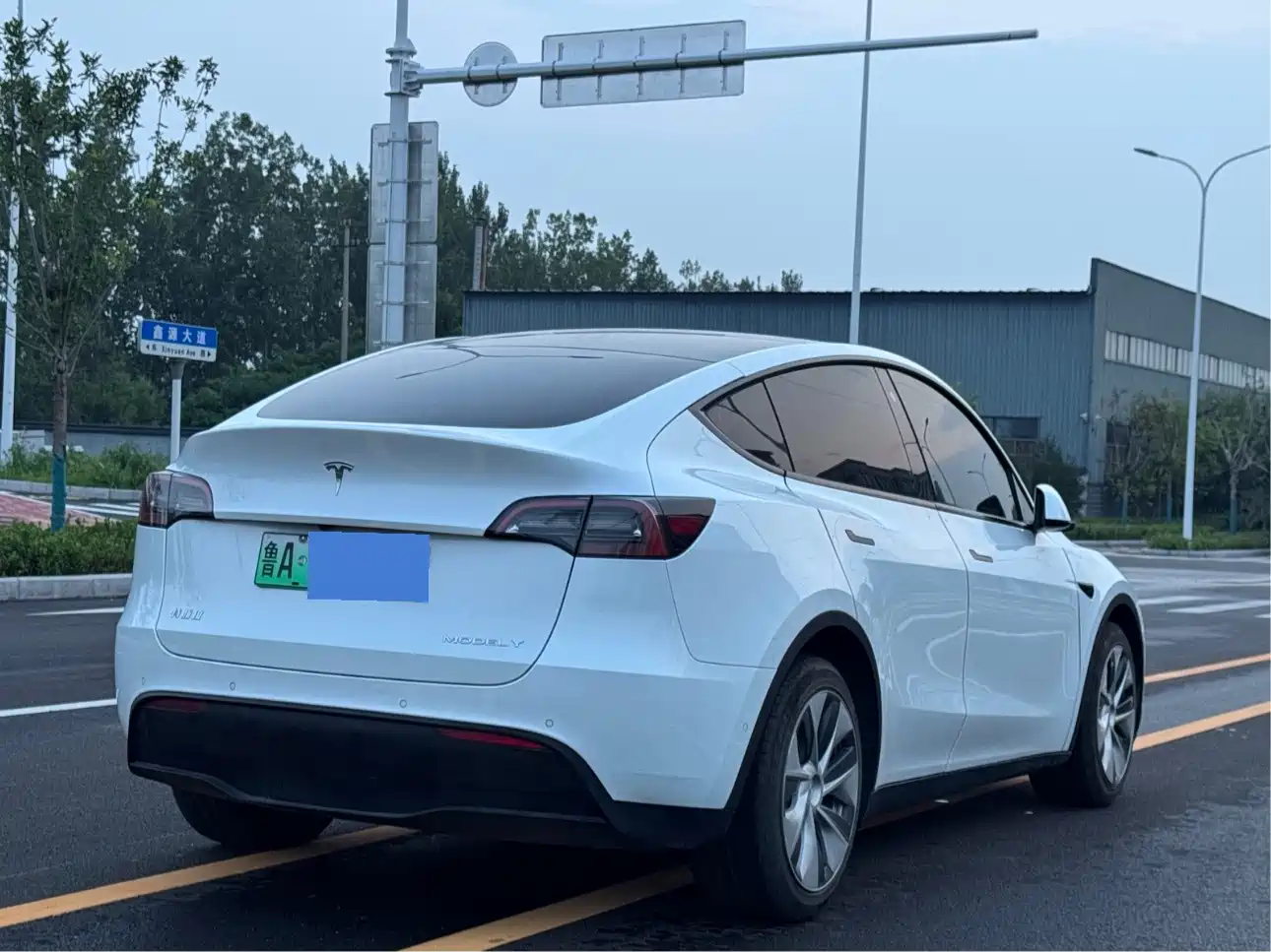 Photo 19 - Tesla Model Y