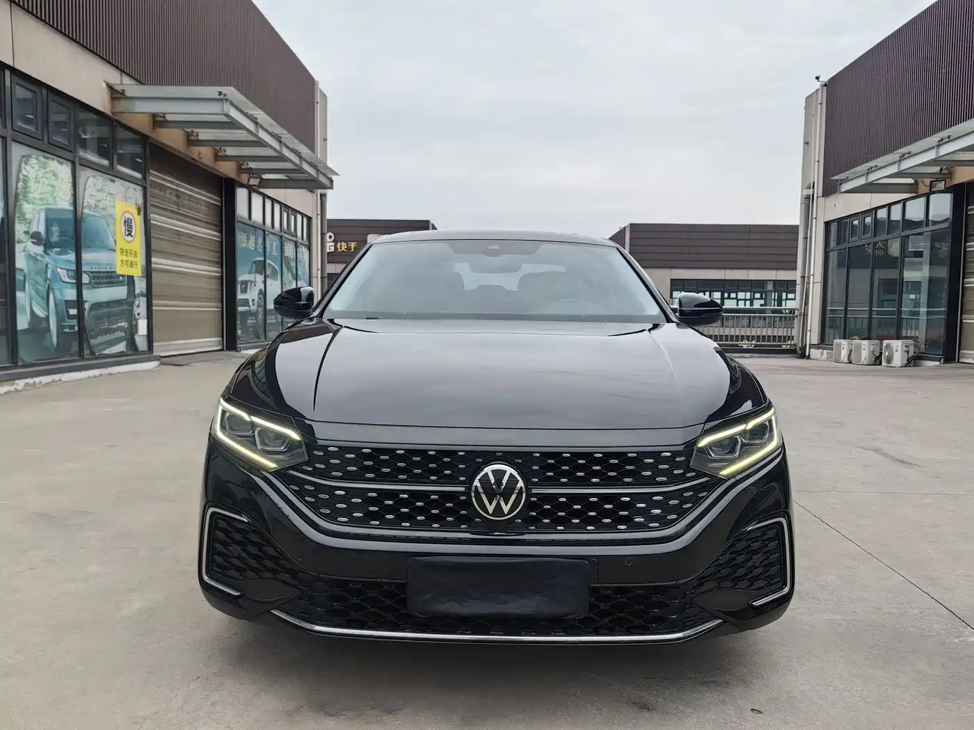 Volkswagen Passat 2022 330TSI Starlight Luxury Edition фото 2