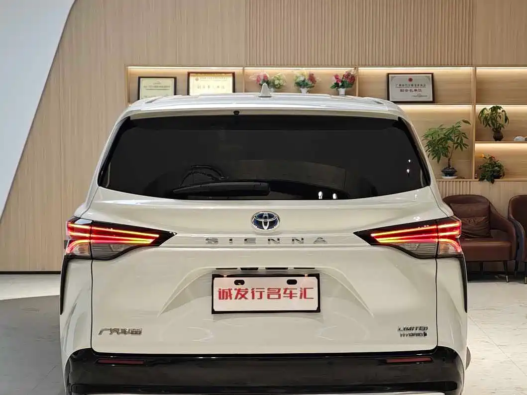 Toyota Sienna 2021 2.5L Hybrid Premium Edition фото 21