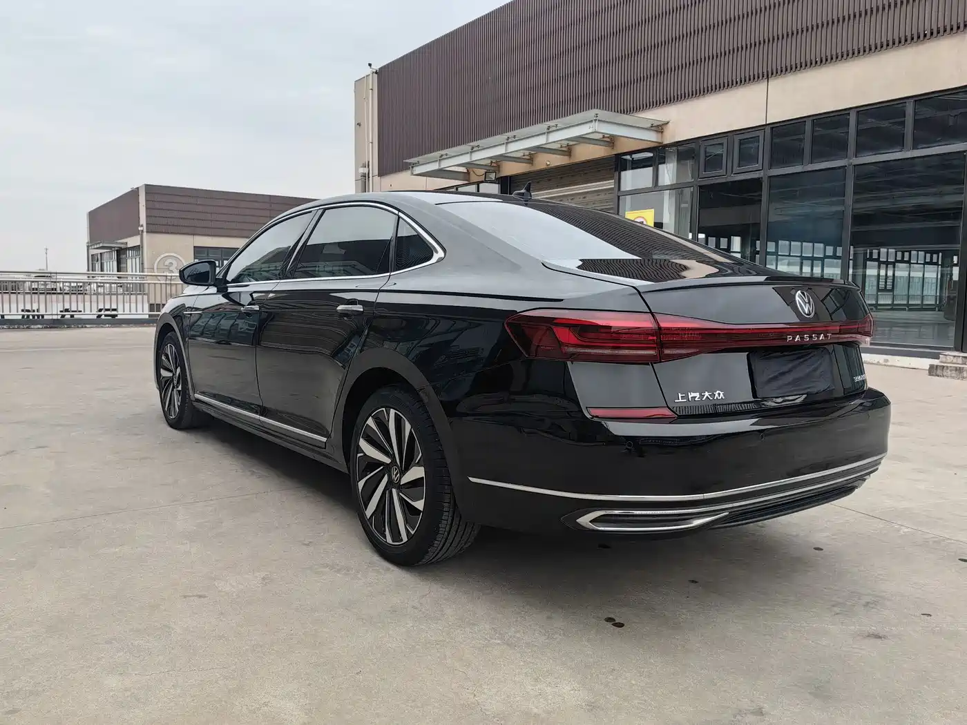 Volkswagen Passat 2022 330TSI Starlight Luxury Edition фото 7